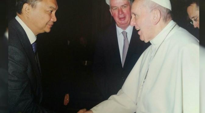 Pendiri Foreign Policy Community of Indonesia (FPCI) Dino Patti Djalal bertemu dengan Paus Fransiskus di Vatikan (IST)