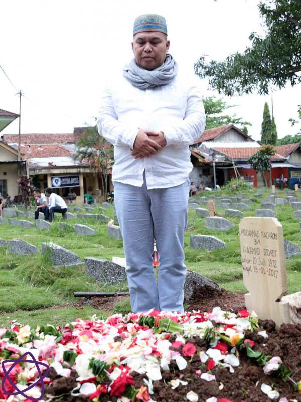 Denny Chandra saat menghadiri pemakaman Oon Project Pop (Deki Prayoga/Bintang.com)