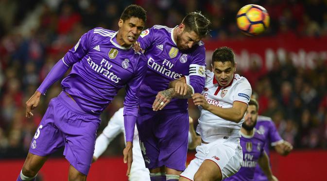 Proses terjadinya gol bunuh diri yang dilakukan oleh bek Real Madrid, Sergio Ramos, saat melawan Sevilla. Kedua gol Sevilla tercipta dalam 10 menit terakhir melalui bunuh diri Ramos dan gol debut Stevan Jovetic. (AFP/Cristina Quicler)
