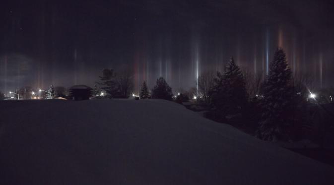 Pilar cahaya misterius terlihat di Ontario, Kanada. (Timothy Joseph Elzinga)