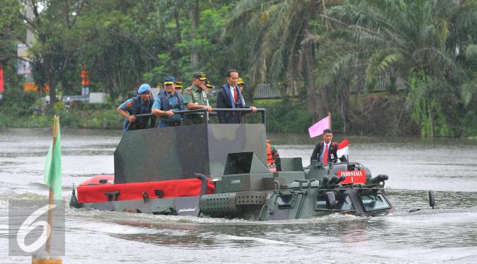 Presiden Joko Widodo menjajal Panser Anoa Amfibi saat menghadiri rapat pimpinan TNI di Mabes TNI, Cilangkap, Senin (16/1). Kedatangan Presiden Jokowi dalam rangka menghadiri Rapim TNI Tahun 2017. (Liputan6.com/Angga Yuniar)