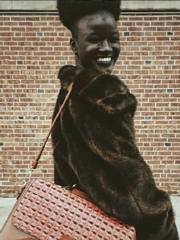 Model Khoudia Diop membuktikan bahwa dengan kulitnya yang gelap, ia percaya diri memakai pakaian warna apapun.