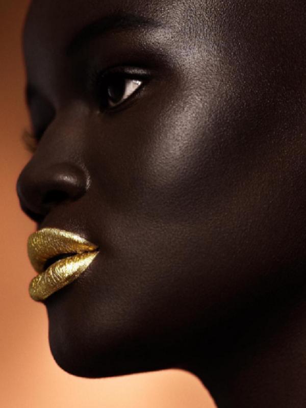 Sentuhan makeup metalik untuk kulit legam Khoudia Diop
