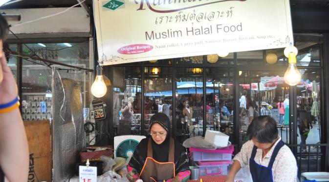 Pasar Chatucak yang buka setiap akhir pekan menyediakan menu halal untuk para traveler Muslim (sumber: fareiny.blogspot.com)