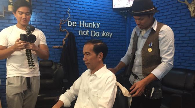 Ditemani Kaesang, Jokowi cukur di Barber Shop Hunky Dori (Liputan6.com/Istimewa)