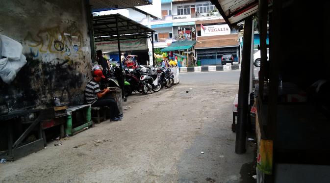 Ujung gang menuju rumah kos R, perempuan yang nekat bugil saat mengendarai sepeda motor menuju Bandara Supadio, Pontianak, Kalbar. (Liputan6.com/Raden AMP)