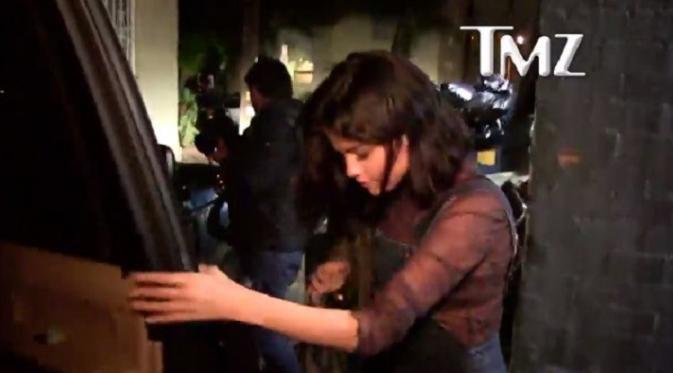 Selena Gomez menghindar saat ditanya soal hubungannya dengan Bella Hadid. (Foto: TMZ)