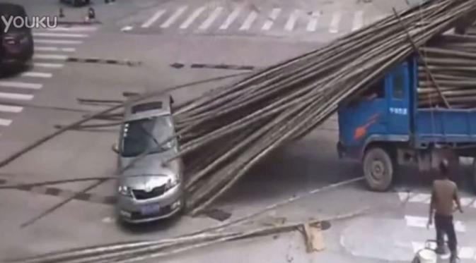 Nahas, ada truk bambu yang mengerem mendadak. (Via: mirror.co.uk)