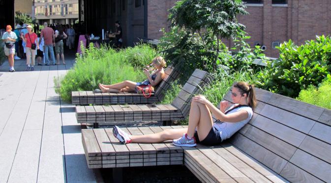 The High Line juga menjadi taman favorit masyarakat untuk bersantai menghabiskan waktunya (foto : wikipedia.com)