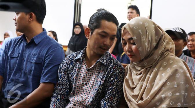 Sulis menjalani persidangan kasus penipuan oleh Ahmad Nizar Fahmi. Dalam sidang tersebut, Sulis didampingi sang suami, Alfin Febryan. (Herman Zakharia/Liputan6.com)