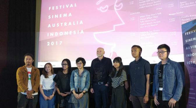 Duta Besar Australia Paul Grigson bersama dengan Kamila Andini, Mouly Surya, dan finalis kompetisi film pendek FSAI 2017 (Liputan6.com/Citra Dewi)