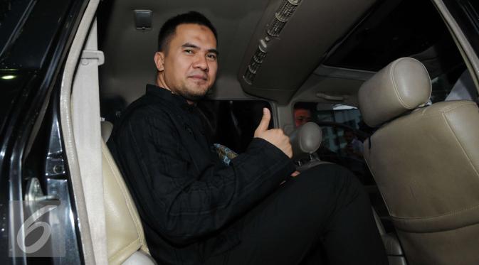 Saipul Jamil berpose didalam mobil usai menjalani pemeriksaan di Gedung KPK, Jakarta, Selasa (17/1). Lagu tersebut becerita soal kesetiaan yang mungkin ditujukan Saipul Jamil untuk kawan yang tak lagi mendampinginya. (Liputan6.com/Helmi Affandi)