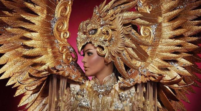 Perwakilan dari Indonesia di ajang Miss Universe 2017 memakai national costume dengan ikon burung garuda. (via: istimewa)