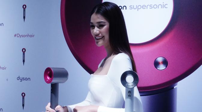 Aniporn Chalermburanawong, Miss Universer Thailand 2015 di acara Dyson Supersonic South East Asia Grand Launch di Bangkok, Thailand, Selasa (18/1/2017).