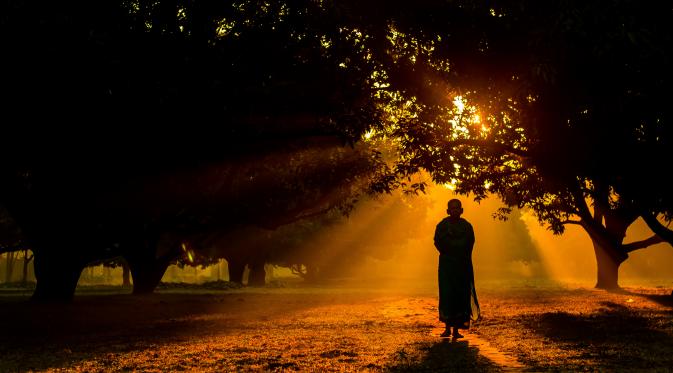 Seorang biksu sedang melakukan meditasi sambil berjalan. | via: tahlianewland.com