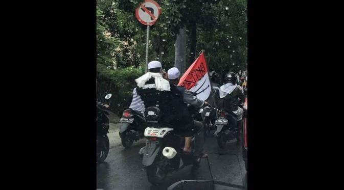 Mendera merah putih yang telah dicoret dengan tulisan Arab dan gambar silang pedang berwarna hitam. (facebook.com)