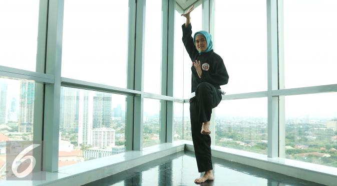Atlet pencak silat wanita, Puspa Arumsari saat menjadi bintang tamu di Corner6,  di SCTV Tower, Jakarta, Rabu (18/1). (/Fatkhur Rozaq)