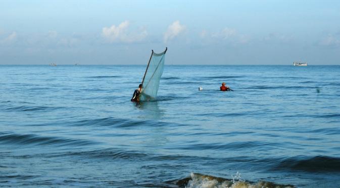 Aksi nelayan tradisional itu memberi momen berharga karena sudah jarang ditemukan di daerah lain. (Liputan6.com/Mohamad Fahrul)