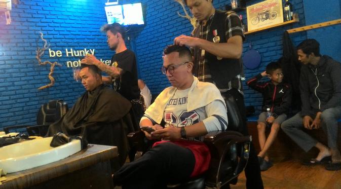 Barber shop Hunky Dory mendadak viral di jejaring sosial setelah Presiden Joko Widodo atau Jokowi memotong rambut di barbershop tersebut. (Liputan6.com/Darno)