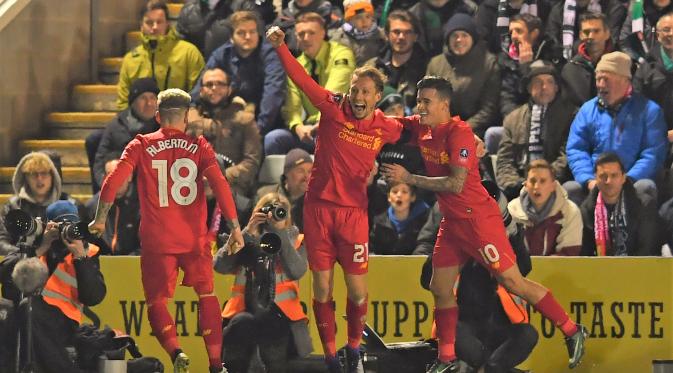 Lucas Leiva (tengah) cetak gol kemenangan Liverpool atas Plymouth Argyle. (AFP/Ben Stansall)