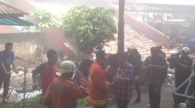  Calon wakil gubernur petahana DKI Jakarta Djarot Saiful Hidayat memantau langsung kebakaran Pasar Senen, Jakarta Pusat.