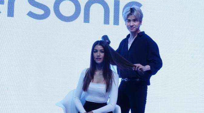 Krit Jirakietwattana, Hair Dresser Thailand di acara Dyson Supersonic South East Asia Grand Launch di Bangkok, Thailand, Selasa (18/1/2017).'