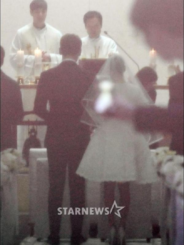 Rain dan Kim Tae Hee resmi menikah. (Foto: Star News)