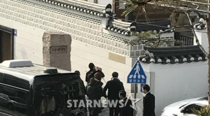 [Foto: Luar gedung pernikahan Rain dan Kim Tae Hee/ Starnews]