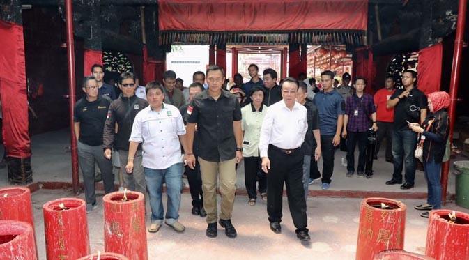 Agus Harimurti Yudhoyono (AHY) mengunjungi Vihara Dharma Bakti di kawasan Petak 9, Kamis (19/1).