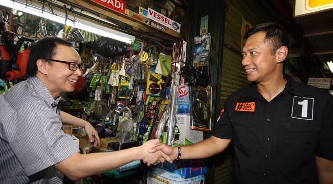 Agus Harimurti Yudhoyono (AHY) menyapa para pedagang di Pasar Petak 9, Glodok, Kamis (19/1).