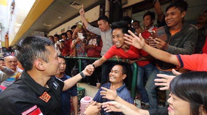 Agus Harimurti Yudhoyono (AHY) menyapa masyarakat yang ada di Pasar Petak 9, Glodok, Kamis (19/1).