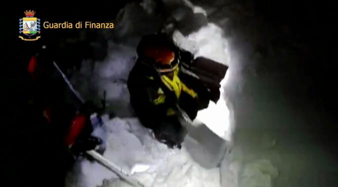 Petugas menggali masuk ke dalam Hotel Rigopiano yang tertimbun salju pasca gempa di Italia tengah. (AP)