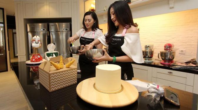 Chef Nina Bertha dan Chef Livianca Vanaessa saat membuat hiasan kue pada acara pembukaan Sweet Troops Artisan Baking Studio di Jl Teuku Nyak Arief Blok G No 16, Simprug, Jakarta Selatan |  foto: Dadan| 