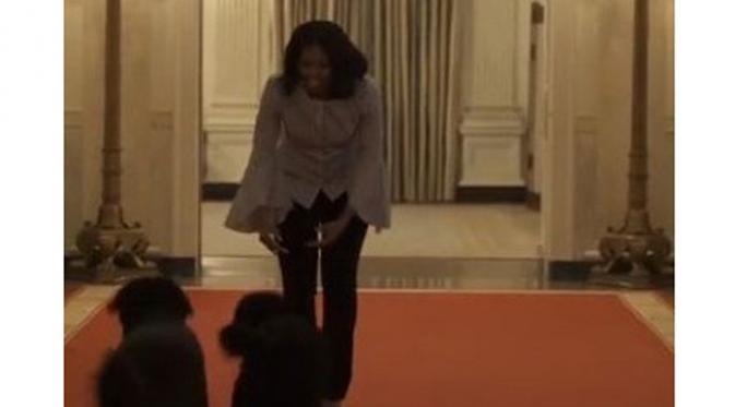 Lihat keseruan Michelle Obama bermain bersama dua anjingnya pada detik-detik terakhir sebelum pindah dari Gedung Putih.