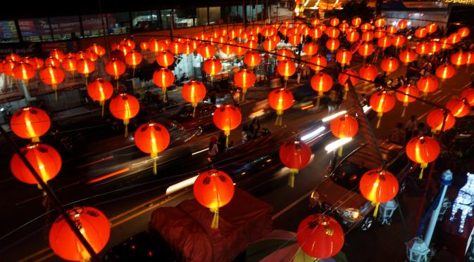Sebanyak 5.000 lampion menghiasi kawasan sekitar Pasar Gede, Solo, Jateng, menyambut datangnya Tahun Baru Imlek 2568/2017 M. (Liputan6.com/Fajar Abrori)‎