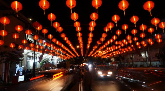 Sebanyak 5.000 lampion menghiasi kawasan sekitar Pasar Gede, Solo, Jateng, menyambut datangnya Tahun Baru Imlek 2568/2017 M. (Liputan6.com/Fajar Abrori)‎