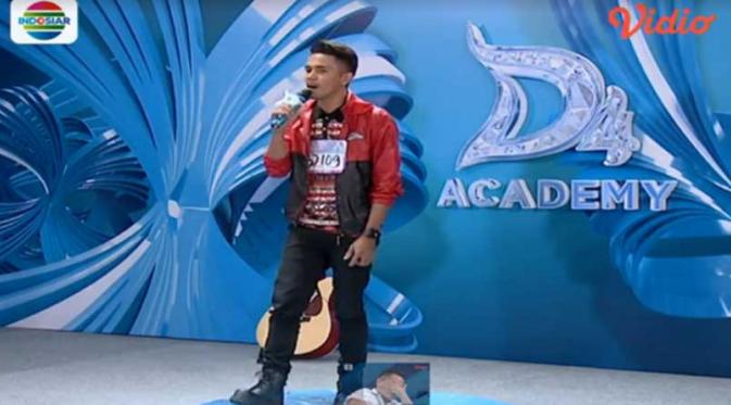 Peserta audisi D'Academy 4 asal Palembang, Fajri saat unjuk kebolehan di depan juri.