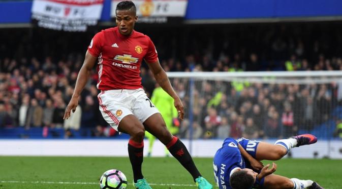 Antonio Valencia menjanjikan performa yang konsisten untuk Manchester United. (AFP/Ben Stansall)