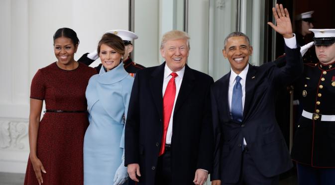 Barack Obama dan Istri sambut Donald Trump dan Istri di Gedung Putih, Washington DC, AS, Jumat (20/1). Donald Trump akan menjalani pelantikan sebagai Presiden AS (AP Photo)