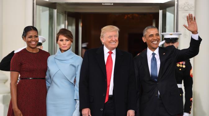 Barack Obama dan Istri sambut Donald Trump dan Istri di Gedung Putih, Washington DC, AS, Jumat (20/1). Donald Trump akan menjalani pelantikan sebagai Presiden AS (AP Photo)