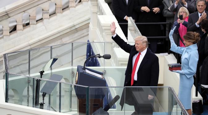 Donald trump saat  melakukan sumpah jabatan | foto : AFP
