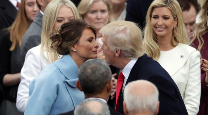 Donald Trump cium istrinya usai resmi menjadi presiden AS | Foto : AFP 