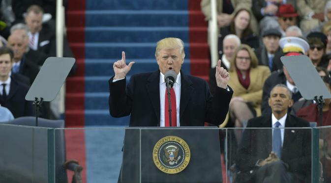 Donald Trump mendapat tempat untuk memberi pidato perdana sebagai Presiden AS di Capitol Hill, Washington DC, AS, Jumat (20/1). Dalam pidatonya, Trump meyakinkan warga Amerika bahwa dirinya tidak akan mengecewakan warga Amerika. (AFP Photo)