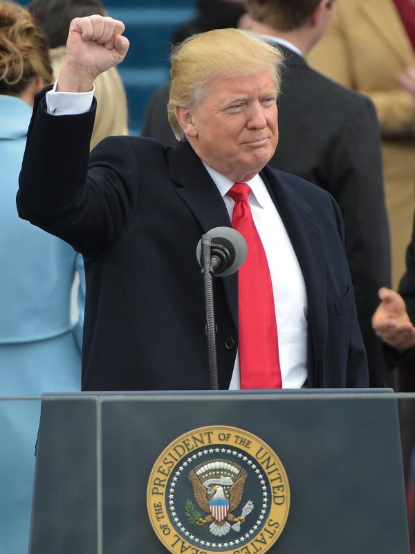 Donald Trump mendapat tempat untuk memberi pidato perdana sebagai Presiden AS di Capitol Hill, Washington DC, AS, Jumat (20/1). Dalam pidatonya, Trump meyakinkan warga Amerika bahwa dirinya tidak akan mengecewakan warga Amerika. (AFP Photo)