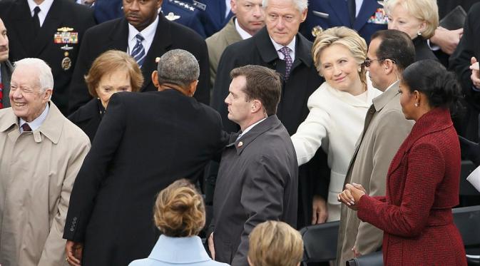 Hillary Clinton juga berjabat tangan dengan Obama pada saat pelantikan Donald Trump (Reuters)