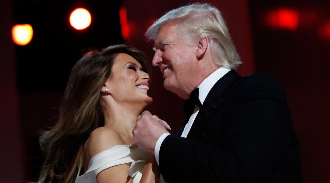 Ekspresi kebahagian Presiden Donald Trump dengan istrinya, Melania Trump dalam acara perayaan peresmian Donald Trump menjadi Presiden AS yang ke-45 di Liberty Ball, di Washington, AS, (20/1). (AP Photo/Alex Brandon)