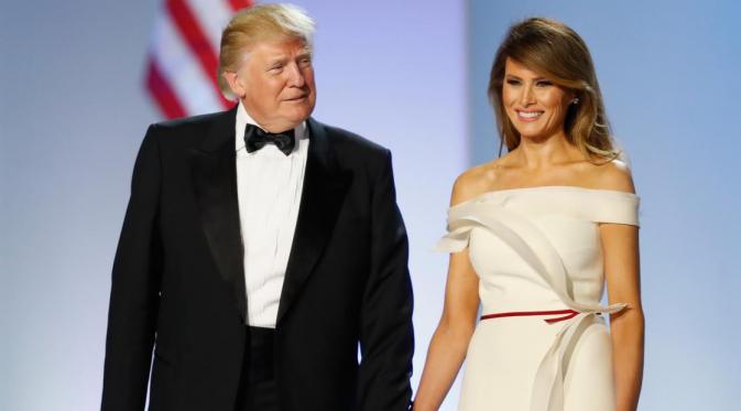 Lihat bagaimana Melania Trump tampil begitu sempurna saat menghadiri malam pelantikan suaminya, Donald Trump, penasaran? Lihat di sini.