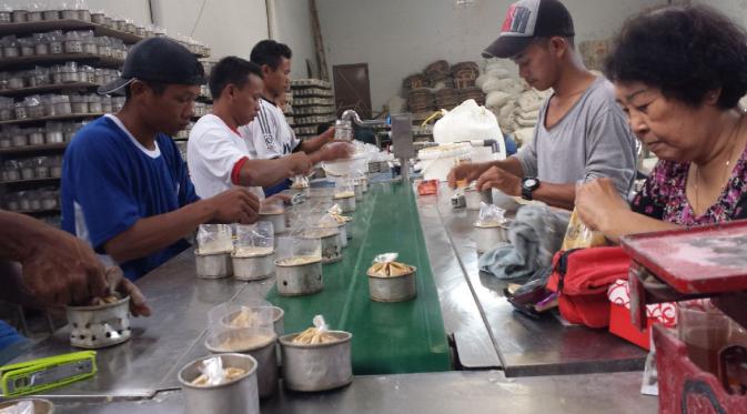 produksi kue keranjang khas imlek di Tegal.