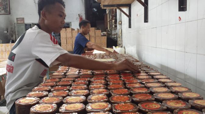 produksi kue keranjang khas imlek di Tegal.