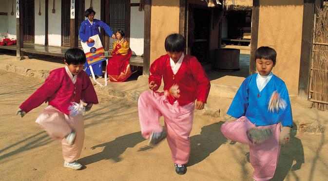 Anak-anak mengenakan hanbok dan bermain jegichagi.